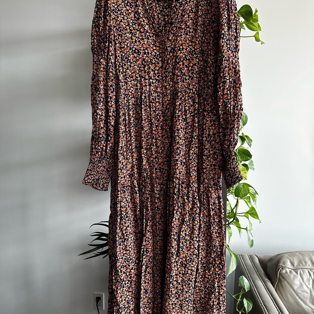 Chic Floral Maxi Dress in Black and Pink